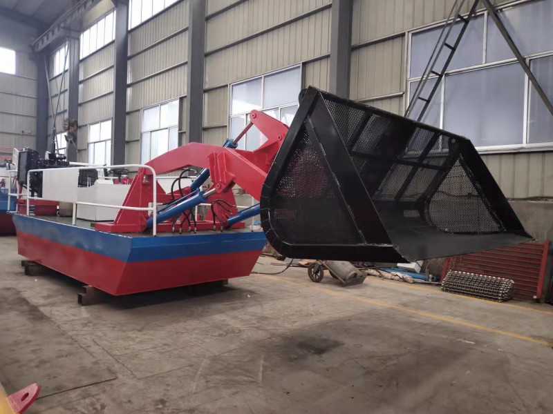 Bucket cleaning boat